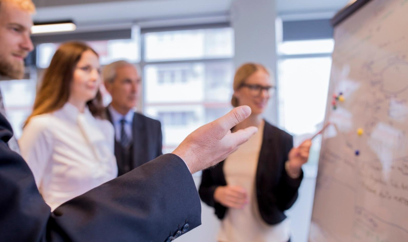 Participant travaillant sur analyse de transactions financières