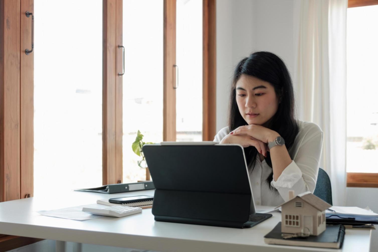 Équipe analysant les données de sécurité financière